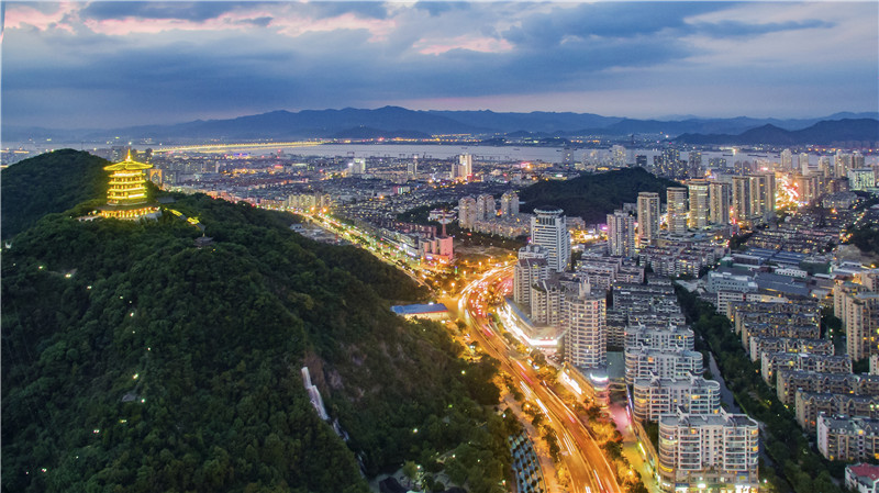 臺(tái)州新春第一會(huì)，3位企業(yè)家坐主席臺(tái)，書記到臺(tái)前為他們頒獎(jiǎng)